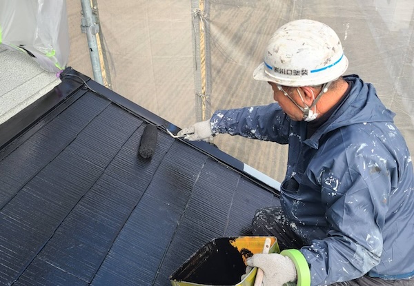 岡崎市O様邸_屋根中塗り塗装中_ドローンで屋根の定期点検を！3度塗りで色ムラを防ぎ耐久性もアップしました