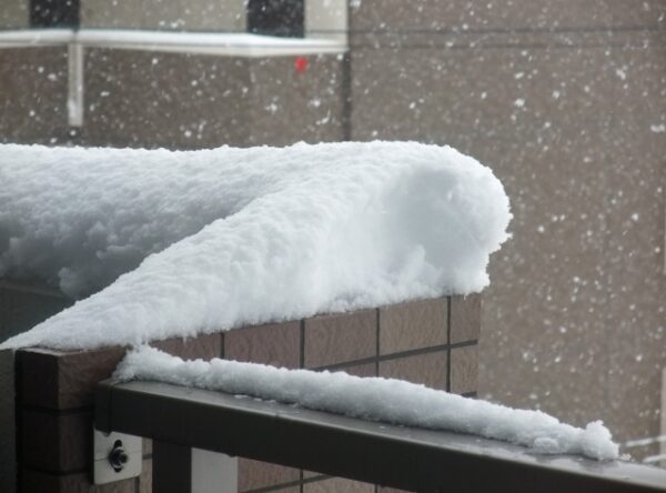 笠木に雪が積もる