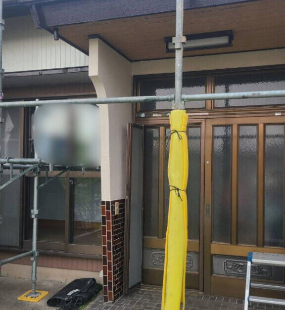 幸田町K様邸玄関かき落とし壁塗装前